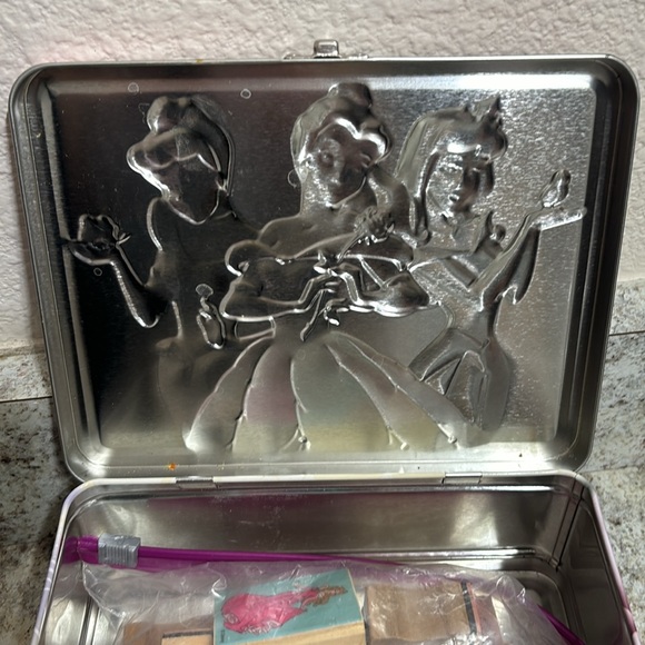 The tin box company, disneys  princess metal tin box with vintage stamps . - Picture 9 of 14